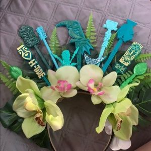 Swizzle stick full crown. Tiki bar crown